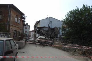 İlkokulun yakınındaki metruk bina &ccedil;&ouml;kt&uuml;