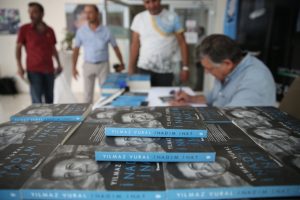 Yılmaz Vural Bursa'da imza g&uuml;n&uuml;ne katıldı