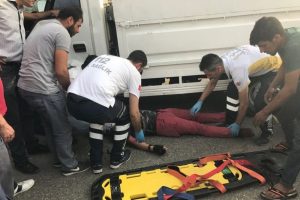 Motosikletli genci kaskı kurtardı