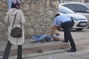 Bursa'da &ccedil;ılgın aşık sevdiği kız arkadaşının g&ouml;z&uuml; &ouml;n&uuml;nde harakiri yaptı