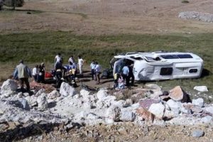 K&uuml;tahya'da yolcu minib&uuml;s&uuml; devrildi: 7 yaralı