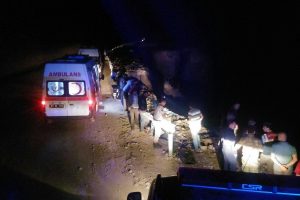 Otomobil u&ccedil;uruma devrildi: &Ouml;l&uuml;ler ve yaralılar var