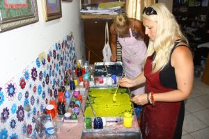 Ebru &ouml;ğrenmek i&ccedil;in Letonya'dan T&uuml;rkiye'ye geldiler