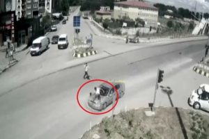 Trafik kazaları kameralara b&ouml;yle yansıdı