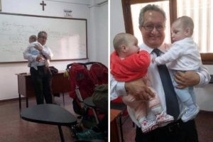 Profes&ouml;r kucağında ikiz bebeklerle ders anlattı