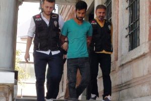 Suriyeli &ccedil;ocuğu &ouml;ld&uuml;r&uuml;p &ccedil;&ouml;p konteynerine atan zanlı adliyede