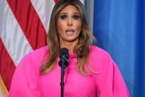 Melania Trump'ın elbisesi sosyal medyanın diline d&uuml;şt&uuml;