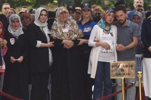 Helikopter pervanesinin &ccedil;arpmasıyla şehit olan polis toprağa verildi