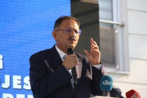 "15 yıl i&ccedil;erisinde 7 bu&ccedil;uk milyon konutu yenileceğiz"