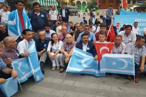 Bursa'da Kerk&uuml;k i&ccedil;in 1 saatlik oturma eylemi d&uuml;zenlendi