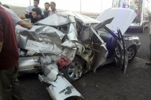 Otomobil hurdaya d&ouml;nd&uuml;: 1 &ouml;l&uuml;, 4 yaralı