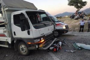 Kamyonet iki motosiklete &ccedil;arptı: 2 &ouml;l&uuml;