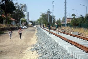 Tren yolu &uuml;zerinde tehlikeli okul yolculuğu