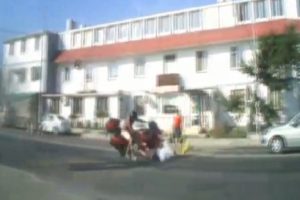 Dikkatsiz kadın ve torununa motosiklet &ccedil;arptı