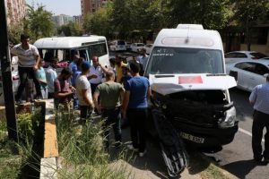 Okul servisi ile yolcu minib&uuml;s&uuml; &ccedil;arpıştı: 3'&uuml; &ouml;ğrenci 7 yaralı
