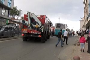Halk otob&uuml;s&uuml; bariyerlere &ccedil;arptı: 4 yaralı