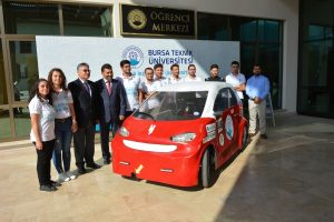 Bursa'da &ouml;ğrencilerin &uuml;rettiği elektrikli ara&ccedil; 1 liraya 100 kilometre yol kat ediyor