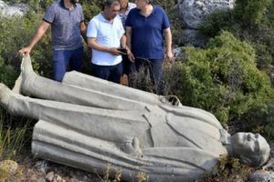 Atat&uuml;rk heykeliyle ilgili g&ouml;zaltına alınan 3 kişi i&ccedil;in karar