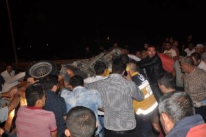 Vatandaşlar, yaralı s&uuml;r&uuml;c&uuml;y&uuml; aracı kaldırarak kurtardı