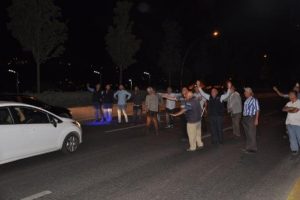 Durak isteyen vatandaşlar yolu kapattı