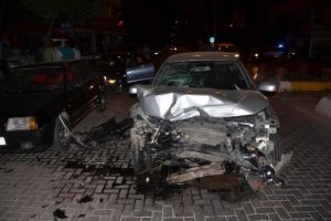 2 otomobil &ccedil;arpıştı: 1 &ouml;l&uuml;, 2'si &ccedil;ocuk 4 yaralı