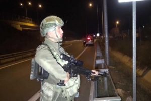 Bursa'da hırsızlık ş&uuml;phesi polise ateş a&ccedil;tı! Arkadaşını aradı