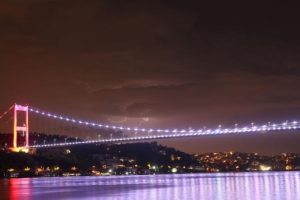 Art arda şimşekler g&ouml;ky&uuml;z&uuml;n&uuml; aydınlattı