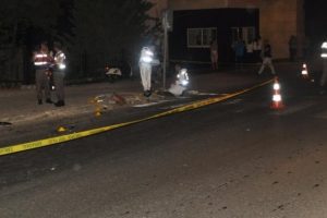 Otomobil &ouml;nce motosiklete, ardından turist &ccedil;ifte &ccedil;arptı!