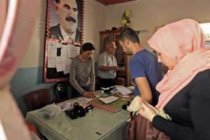 Skandal! Öcalan posteri önünde oy sandığı