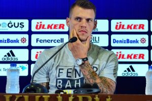 Martin Skrtel kadrodan &ccedil;ıkartıldı