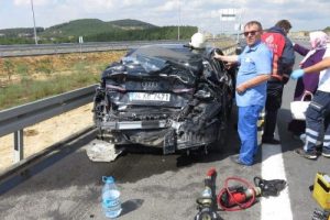 Yolcu otob&uuml;s&uuml; otomobile &ccedil;arptı: 4 yaralı