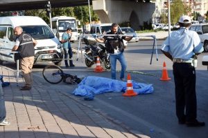 Kamyonun &ccedil;arptığı bisikletli hayatını kaybetti
