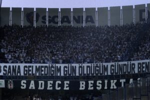 Beşiktaş trib&uuml;n&uuml; beyaza b&uuml;r&uuml;nd&uuml;