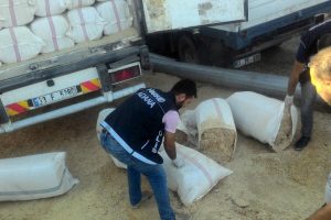Saman y&uuml;kl&uuml; tırdan &ccedil;ıktı: Tam 290 kilo!
