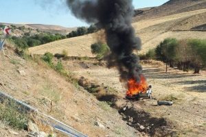Şarampole yuvarlanan otomobil alev alev yandı