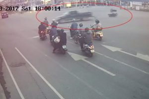 Motosiklet s&uuml;r&uuml;c&uuml;s&uuml; metrelerce s&uuml;r&uuml;klendi
