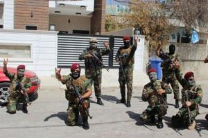 Kerk&uuml;k'te y&uuml;zleri kapalı korumalardan bozkurt işareti