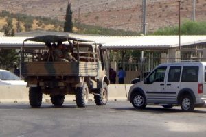 Askeri ara&ccedil;lar aralıklarla ge&ccedil;iş yapıyor