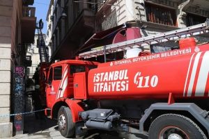S&ouml;nd&uuml;r&uuml;lmeyen sigara İstanbul'u yaktı