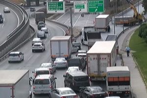 TEM bağlantı yolunda yaşanan kaza trafiği fel&ccedil; etti