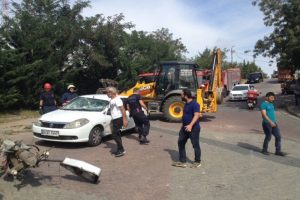 Kamyon elektrik direğini devirdi: Faciadan d&ouml;n&uuml;ld&uuml;!