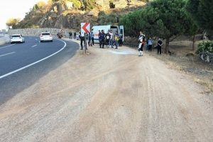 Motosiklet tutkunu virajı alamayınca tarlaya u&ccedil;tu