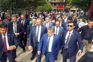 Bakan G&uuml;l, Bursa Ulucami ve Emirsultan t&uuml;rbesini ziyaret etti