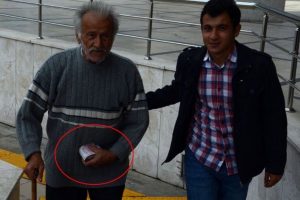 Yaşlı adam bir tomar parayla gezince polisi alarma ge&ccedil;irdi