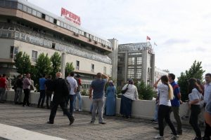 Bu kez de ticaret merkezinin &ccedil;atısına &ccedil;ıktı