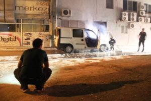 Alev alev yanan aracını &ccedil;aresizce seyretti