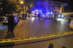 Kavgayı ayırmak isteyen polisi yaraladılar