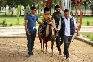 Engelli &ccedil;ocuklar yaşama 'pony'lerle sarılıyor