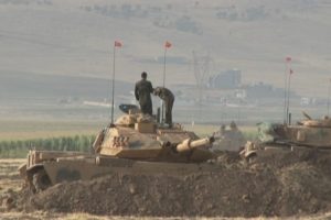 Irak askerleri tatbikat alanında
