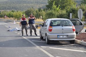 Otomobil ile motosiklet &ccedil;arpıştı: 1 &ouml;l&uuml;, 4 yaralı